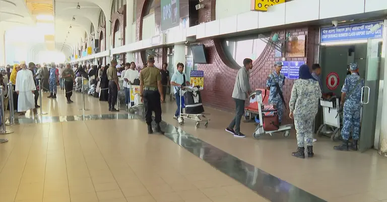 রেললাইনে সারিবদ্ধ প্রবাসীরা